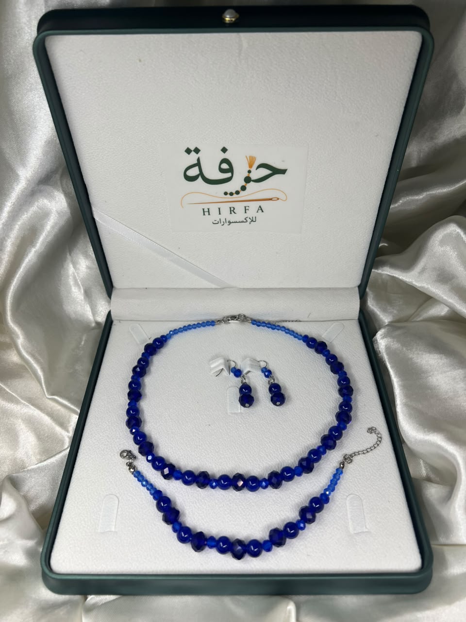 عقد من خرز الزجاج والكريستال المقوى