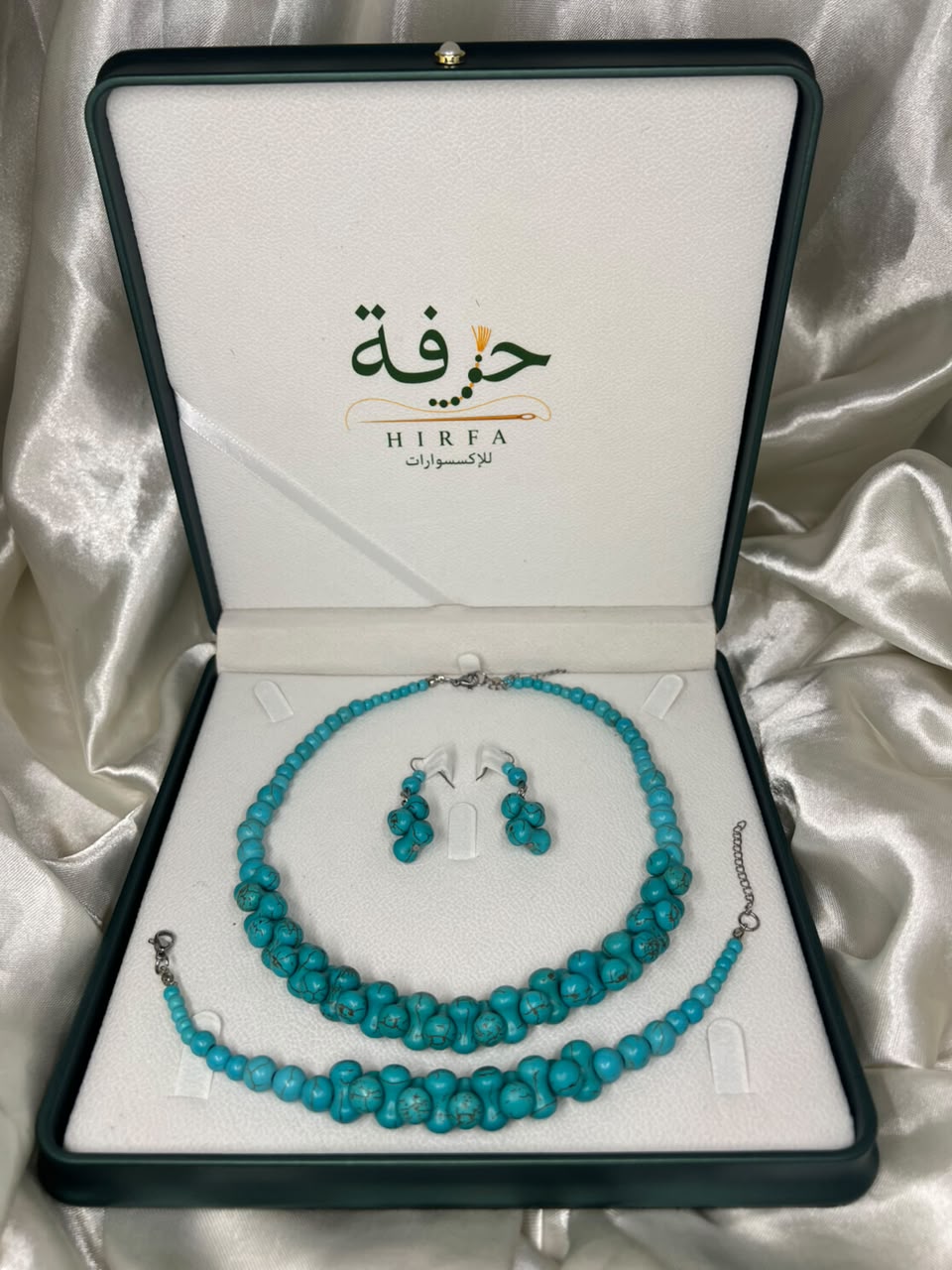 عقد فاخر يدمج بين التصميم العصري والكلاسيكي الفاخر من حجر الفيروز المميز