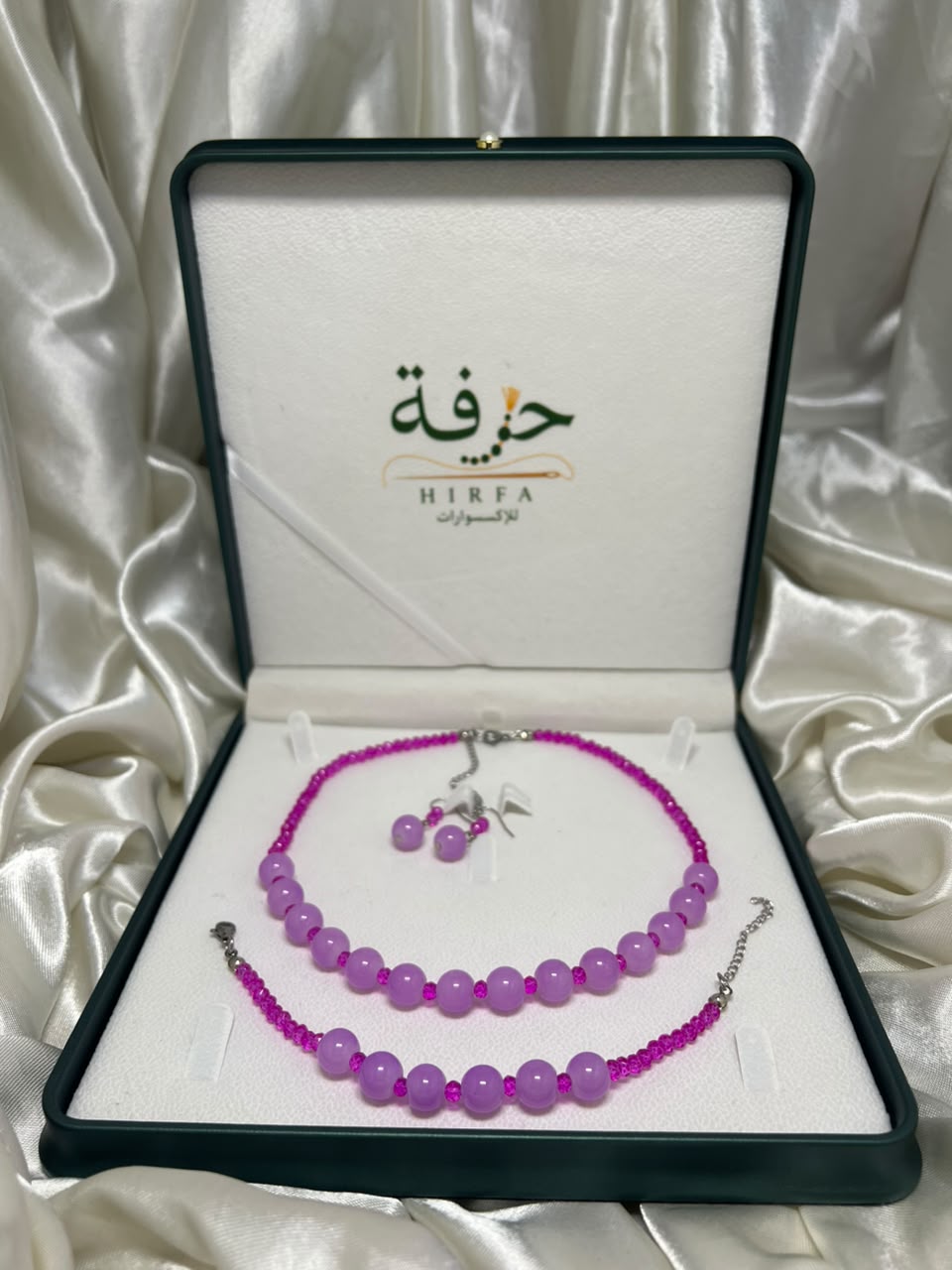 طقم من خرز الزجاج والكرستال